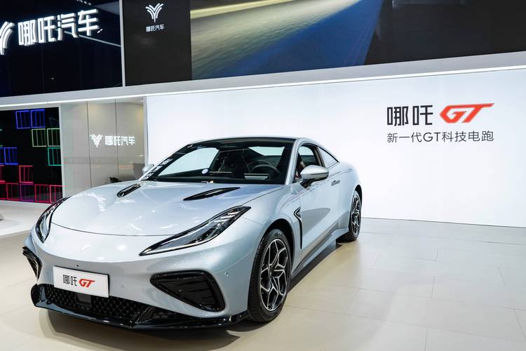 重庆208哪吒汽车在智能汽车领域的表现，领途汽车在新能源汽车市场中的影响力